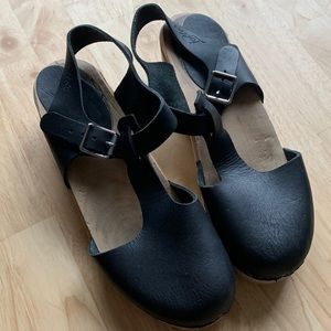Lotta T-strap clogs